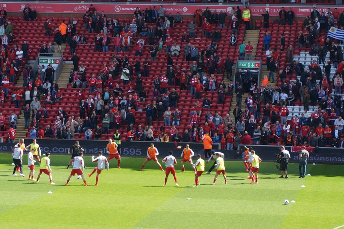 本赛季东契奇缺席时里夫斯场均40分10助攻，今日三节36+9（东契奇缺阵的本季里，里夫斯场均40分10助；今日仅三节已拿36分9助）