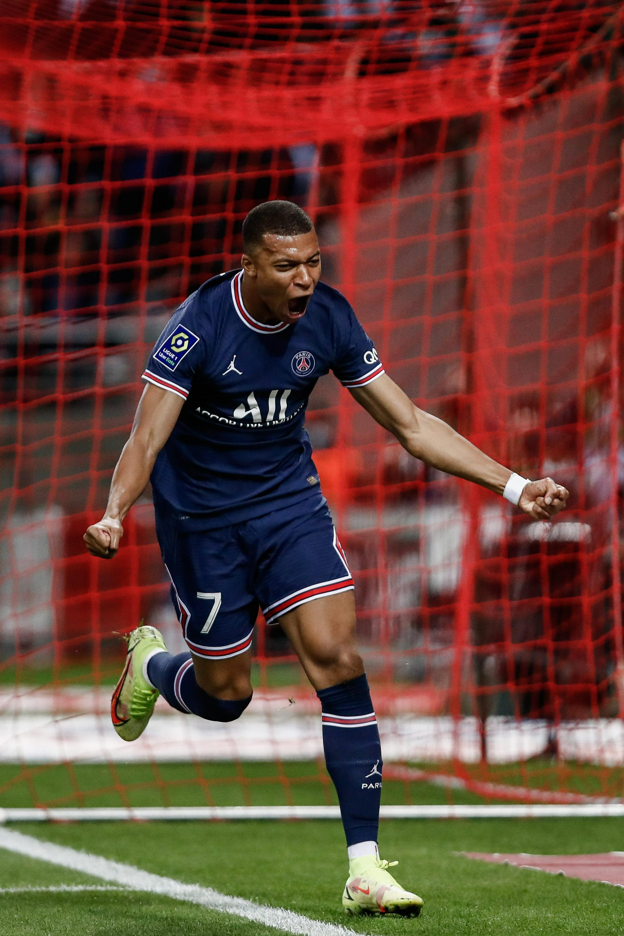 中超比赛亮点：上海海港2-1取胜山东泰山,（中超焦点战：上海海港2比1力克山东泰山）