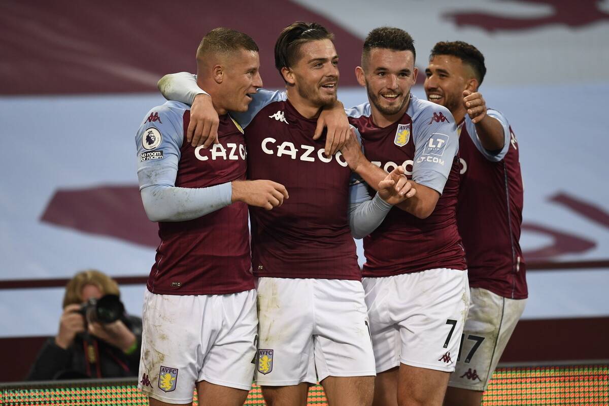 何宇鹏纪念捧杯： 一整季的重量都化为光芒，只为这一次触碰（何宇鹏捧杯时刻：漫长赛季的沉淀化作耀眼一瞬，只为这一刻的触及）