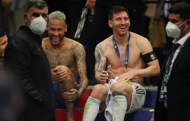 都体：尤文要求斯帕莱蒂遵守正装规定，比赛时不可以穿运动服（都体：尤文要求斯帕莱蒂比赛期间着正装，禁穿运动服）