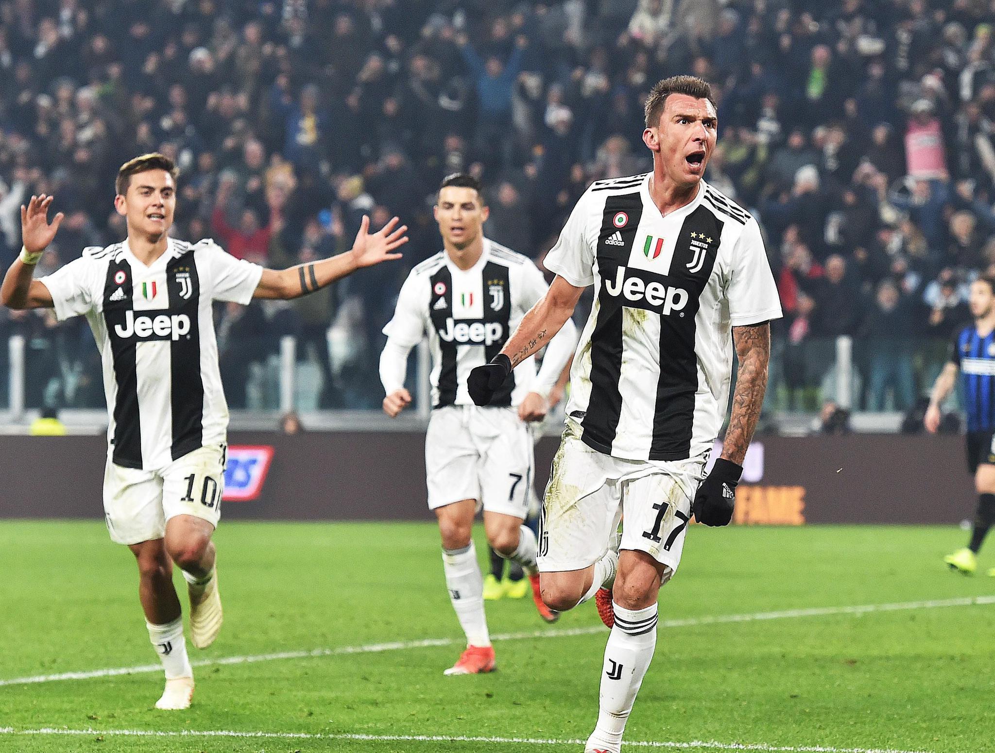 梅西出席梅西杯开幕活动，并与现场小球员们互动（梅西亮相梅西杯开幕式，与现场小球员亲切互动）