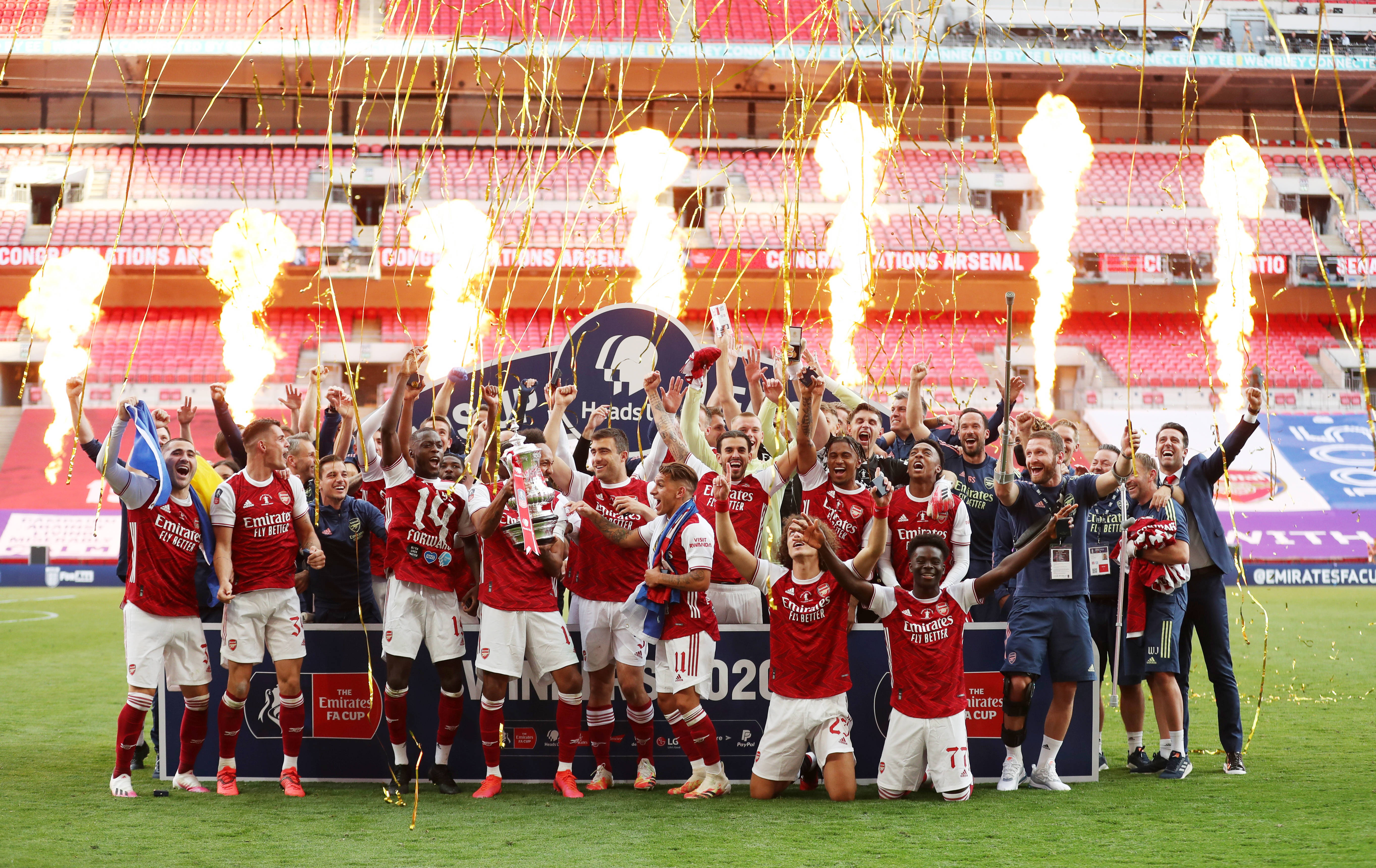 图片报：多特蒙德连伤两主力后卫，预计面临数周缺阵（图片报称，多特蒙德两名主力后卫先后受伤，预计将缺阵数周）