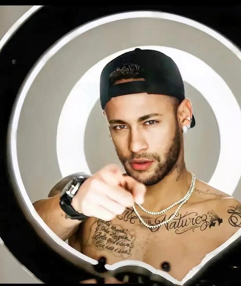 拉莫斯：为避免肠胃不适不敢吃辣；在中国任何地方都有免费水（拉莫斯：为护肠胃不吃辣；在中国到处都有免费饮用水）