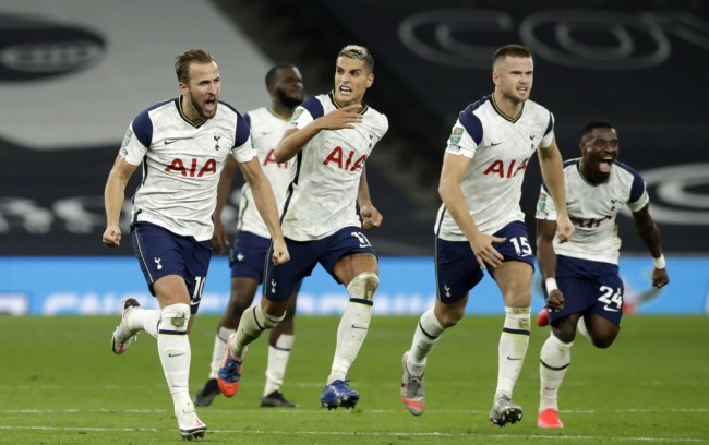 欧文突破防守助攻制胜（欧文突破重围送出致胜助攻）