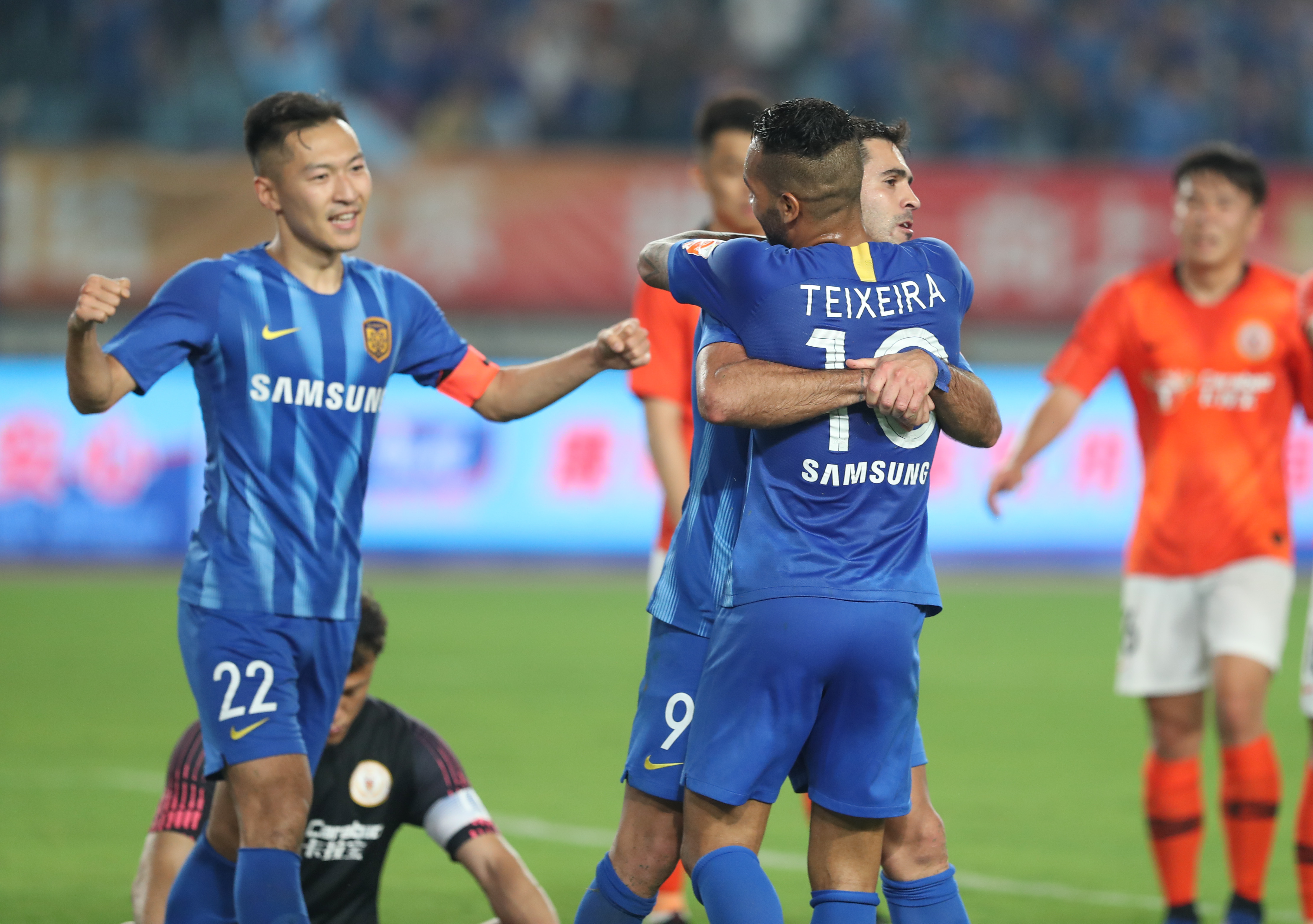 执法有温度，马宁在点球大战结束后，安慰南通队失点队员（马宁点球大战后安慰南通失点球员，诠释温情执法）