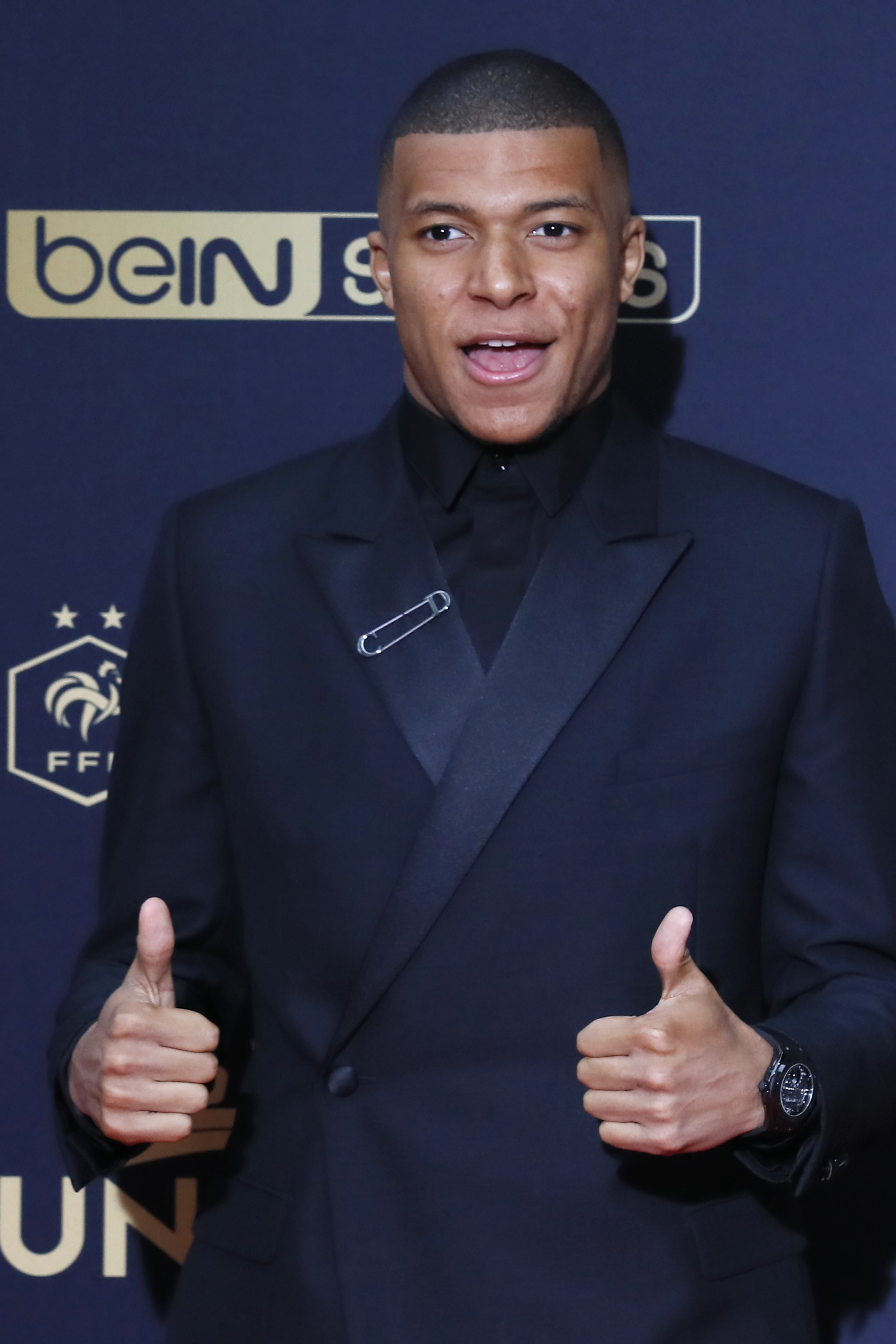 罗马推出黑胶唱片版队歌：限量版售价49.9欧，普通版19.9欧（罗马发布队歌黑胶唱片：限量版49.9欧、标准版19.9欧）