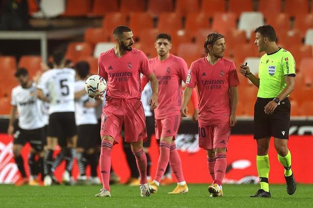 尝试新角色，德媒：罗伊斯将担任下周多特蒙德欧冠比赛评论员（罗伊斯尝鲜新身份：德媒称其下周出任多特欧冠解说员）